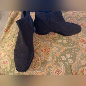 Vivaia 39 8.5 Black Ankle Booties Boots Flats Shoes